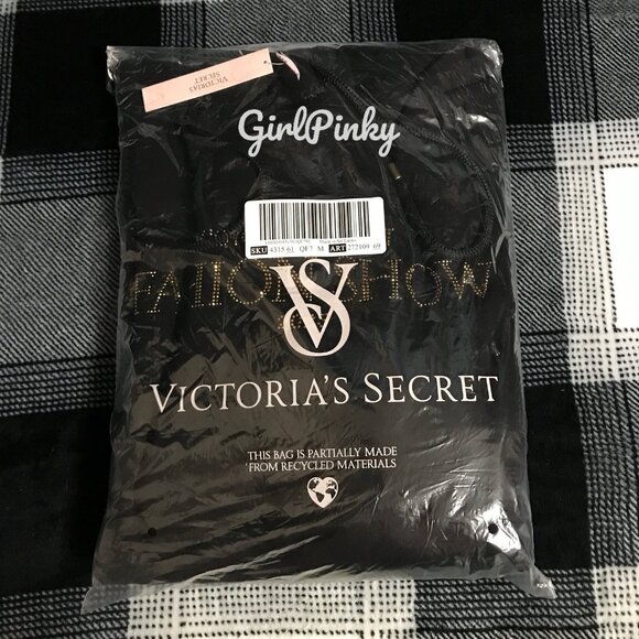 VICTORIA SECRET 2025 FASHION SHOW BLACK ICONIC LOGO PULLOVER HOODIE IN ALL SIZES - Picture 2 of 4